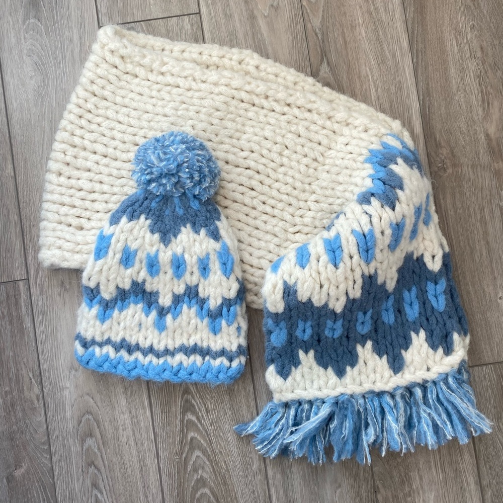 FAHERTY oversized alpaca wool scarf and hat.